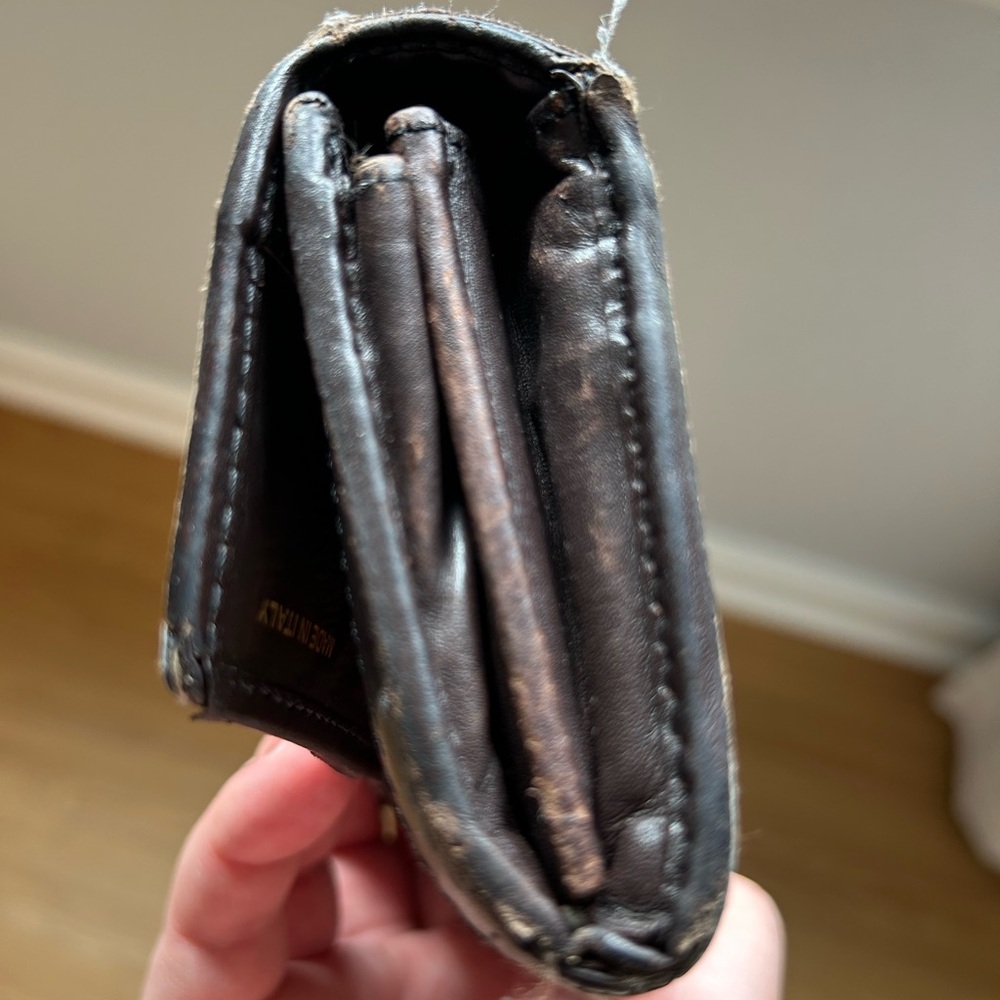 Timeless Burberry Wallet - Picture 5 of 12